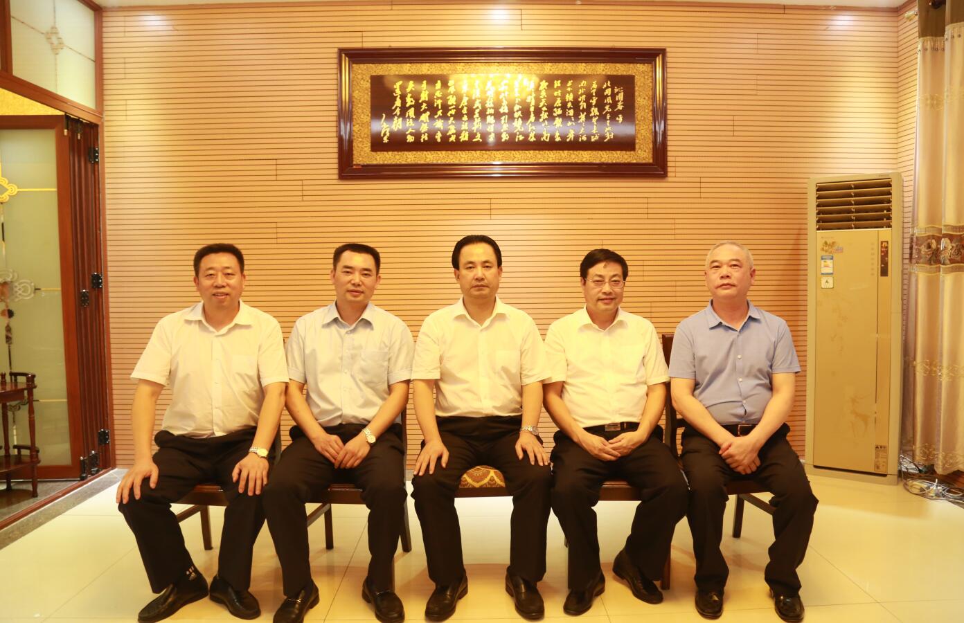 2016年9月，時(shí)任市委常務(wù)副市長(zhǎng)楊親鵬等領(lǐng)導(dǎo)蒞臨公司指導(dǎo).JPG