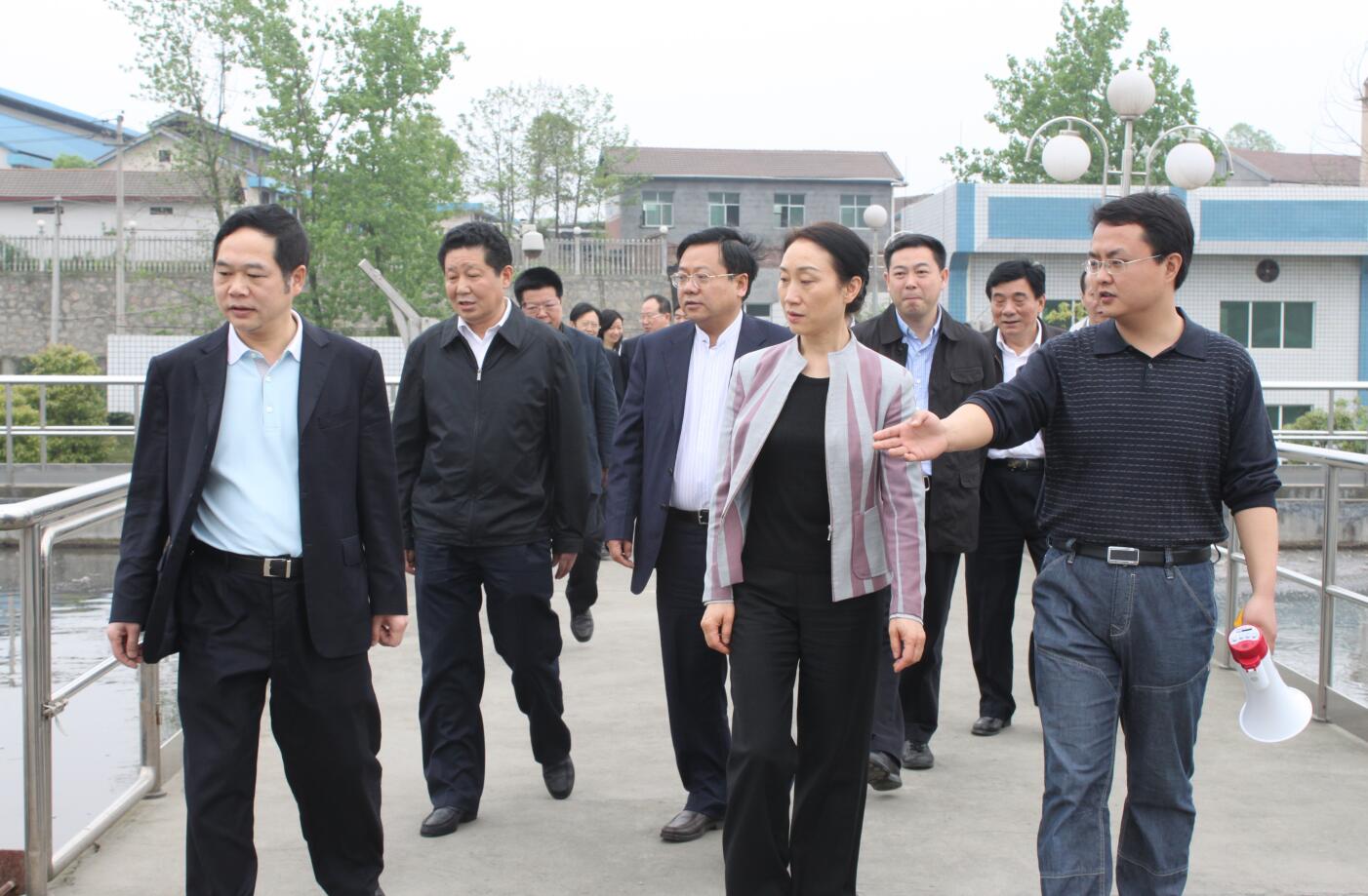2011年4月，省政協(xié)主席，時(shí)任省委常委、統(tǒng)戰(zhàn)部部長(zhǎng)李薇薇來(lái)公司視察.JPG